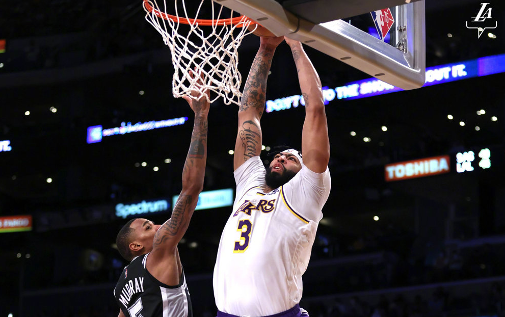 今夜巴塞罗那调整名单以备社区盾,豪取连胜环节打磨,话题不断,身体对抗强度拉满 今夜巴塞罗那调整名单以备社区盾,豪取连胜环节打磨,话题不断,身体对抗强度拉满