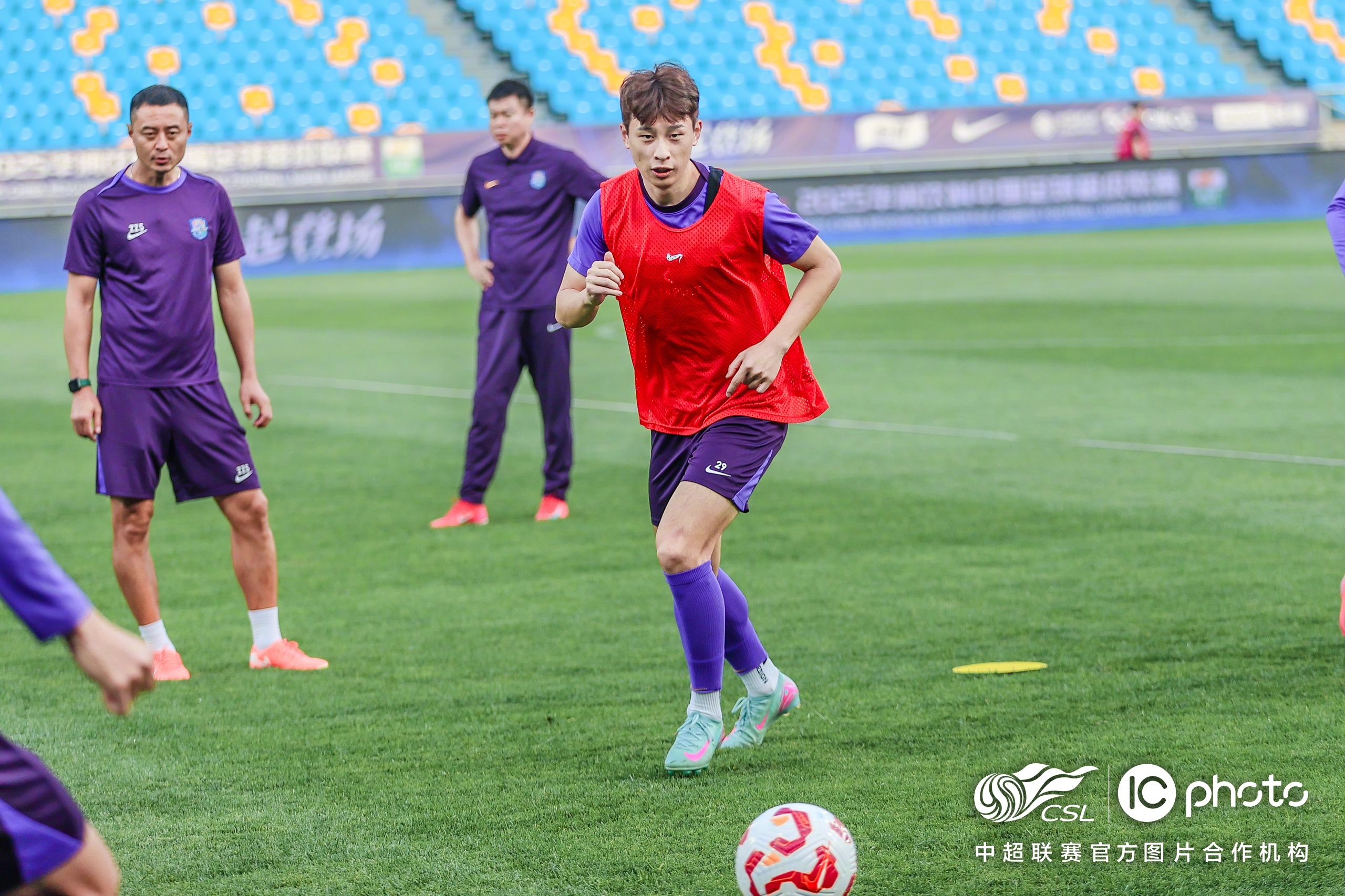 武汉三镇发布备战花絮；国际比赛日再遭质疑；意甲任务艰巨；年轻球员得到机会